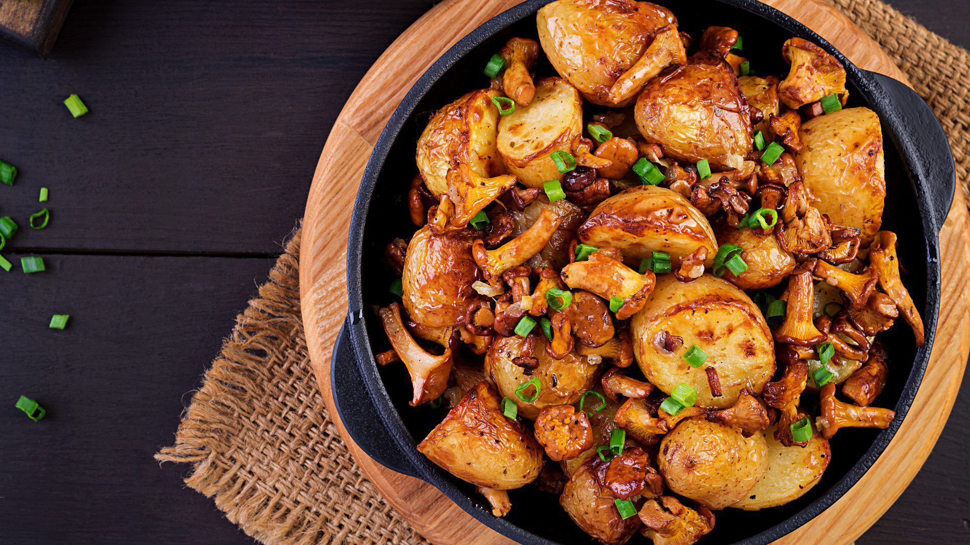 patatas-al-horno-ajo-hierbas-rebozuelos-fritos-sarten-hierro-fundido-vista-superior1 patatas-al-horno-ajo-hierbas-rebozuelos-fritos-sarten-hierro-fundido-vista-superior1