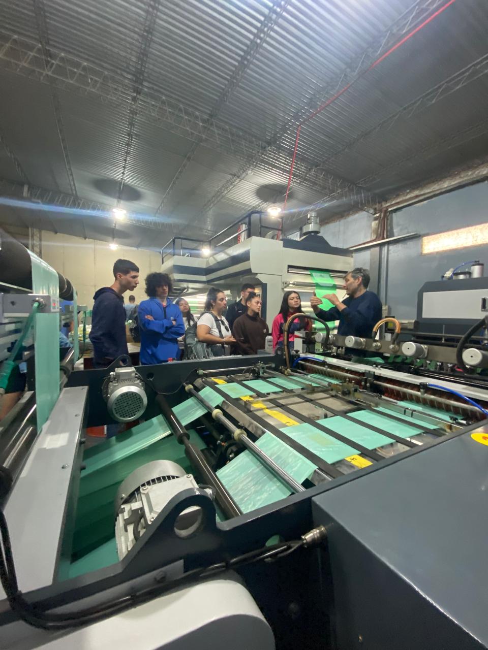 Visita estudiantes a industrias (1) Visita estudiantes a industrias (1)